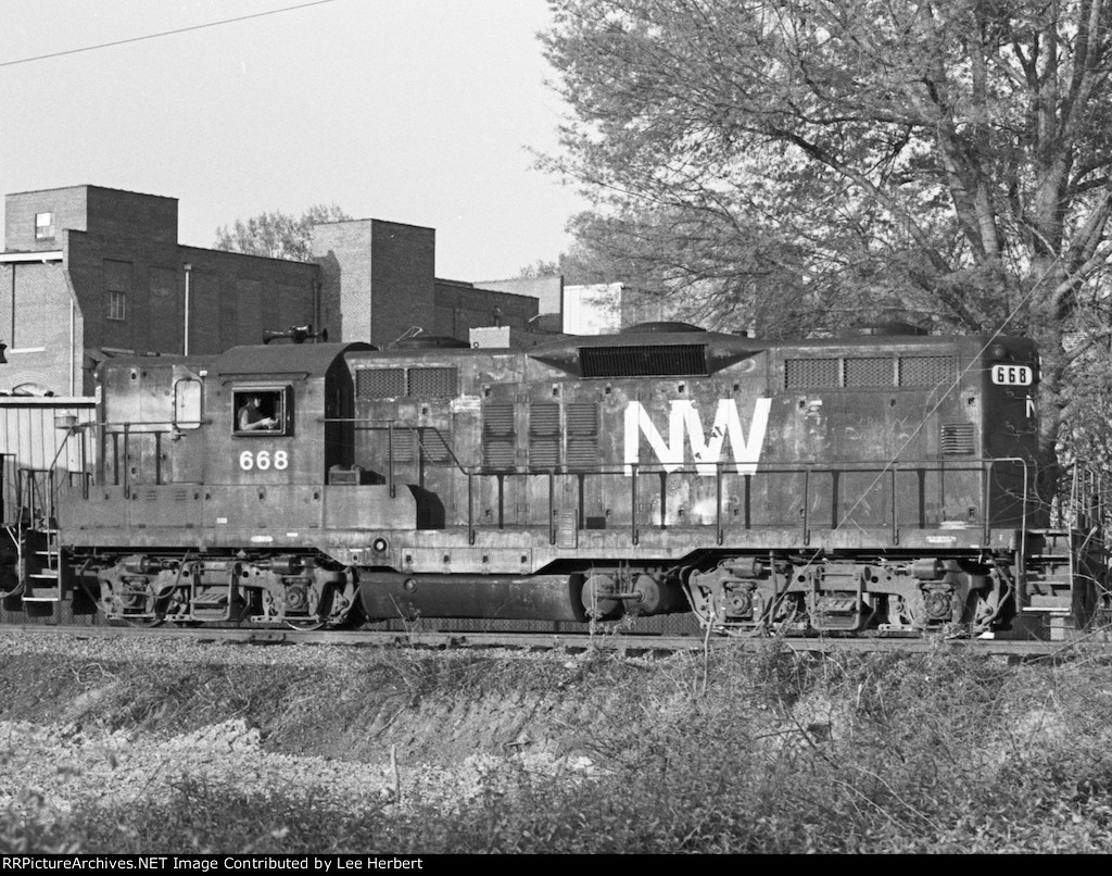 N&W 668